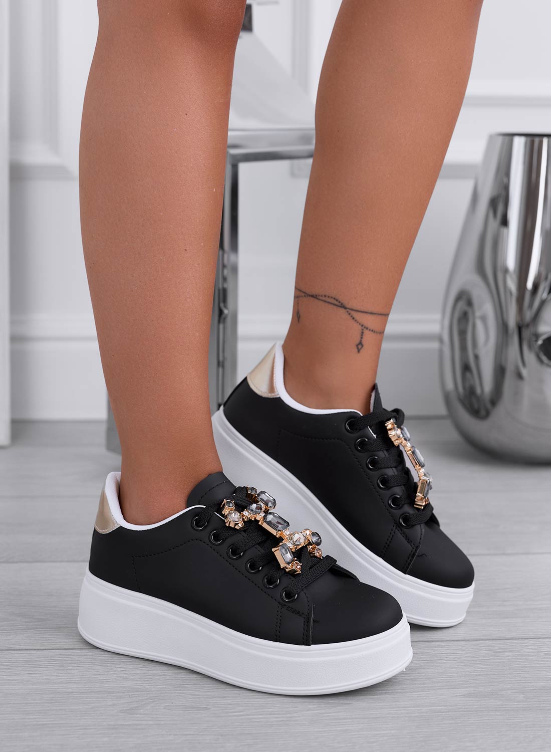 SORAYA - Sneakers nere con applicazione gioiello e retro oro
