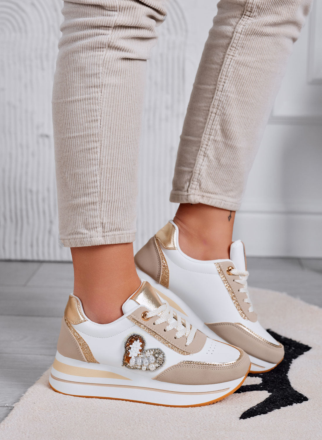 LORELLA - Baskets beiges avec application bijou cœur