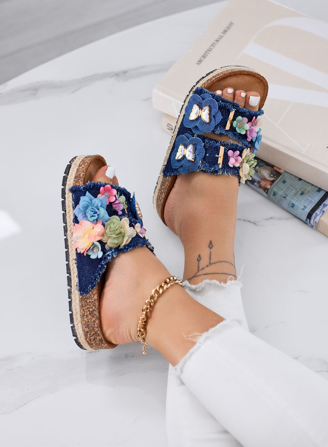 ALIBY - Sandali blu jeans Ciabatte con fiori colorati e dettagli gioiello su suola in sughero