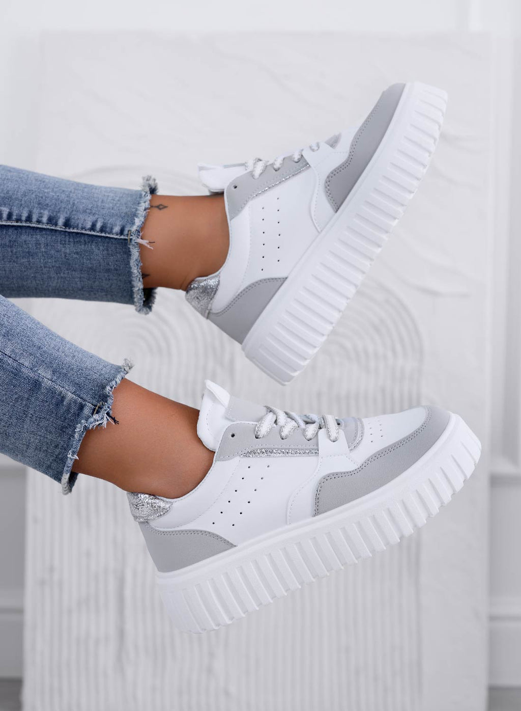 DAIANA - Sneakers bianche con inserti grigi e retro glitter