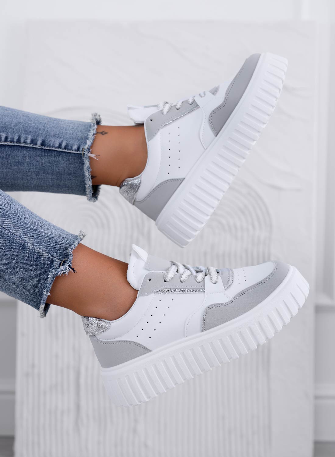 DAIANA - Sneakers bianche con inserti grigi e retro glitter