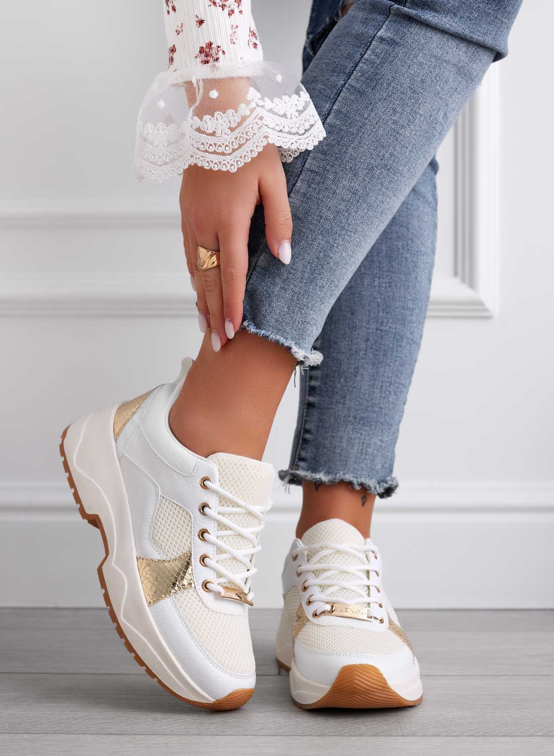 Sneakers Alexoo bianche traforate con inserti oro