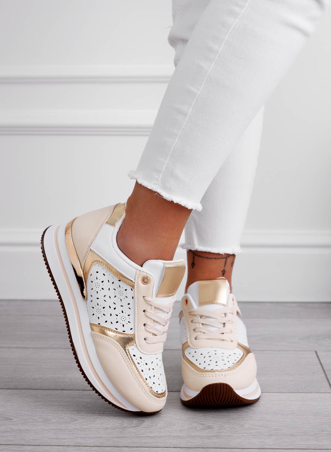 MINA - Baskets beiges perforées avec inserts dorés