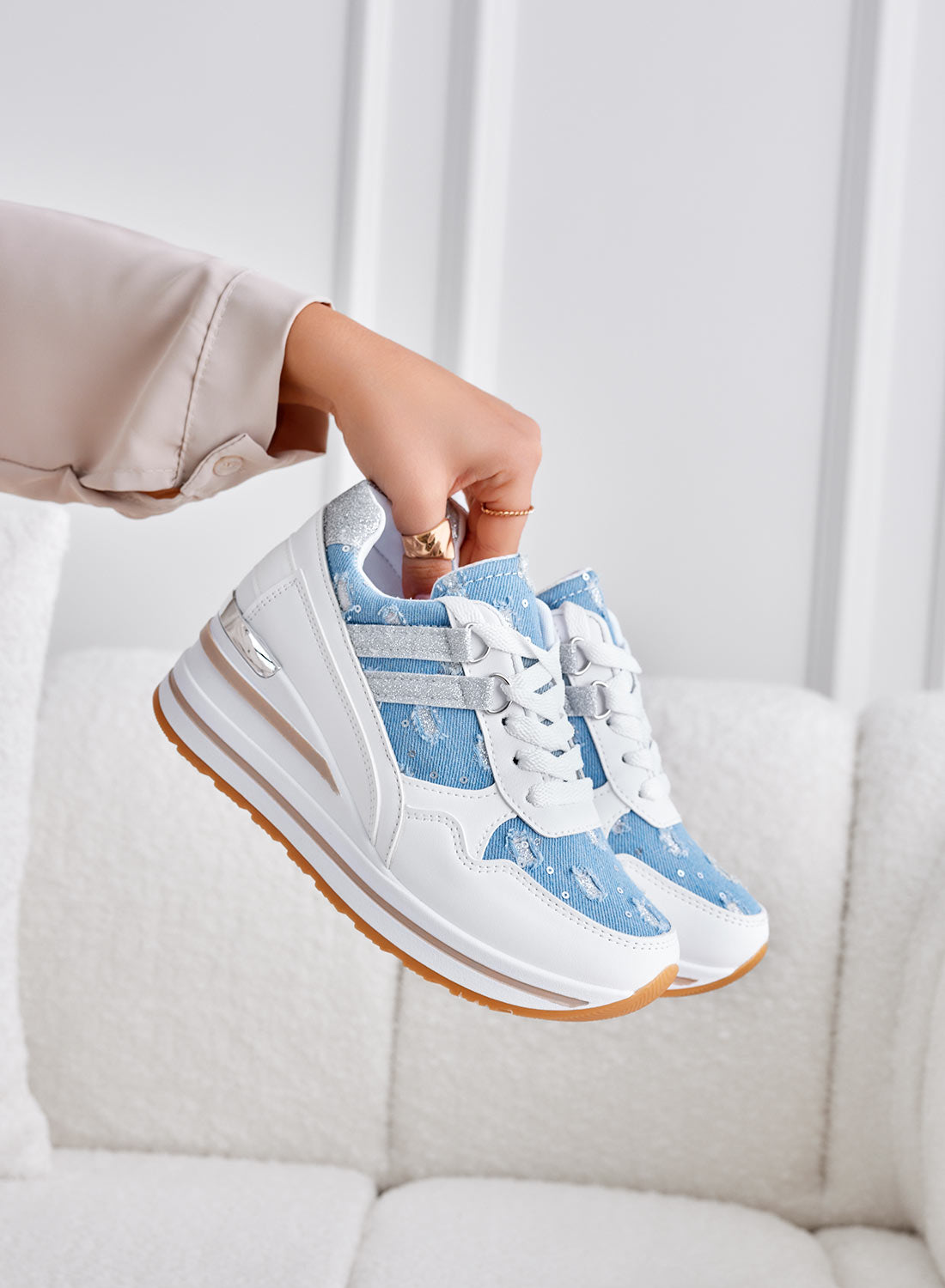 AVERY - Baskets blanches à semelle compensée et empiècements bleu jean