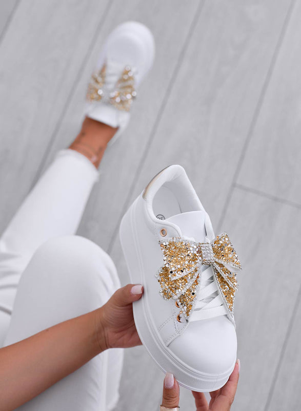 CRYSTAL - Sneakers bianche con zeppa e fiocco gioiello oro