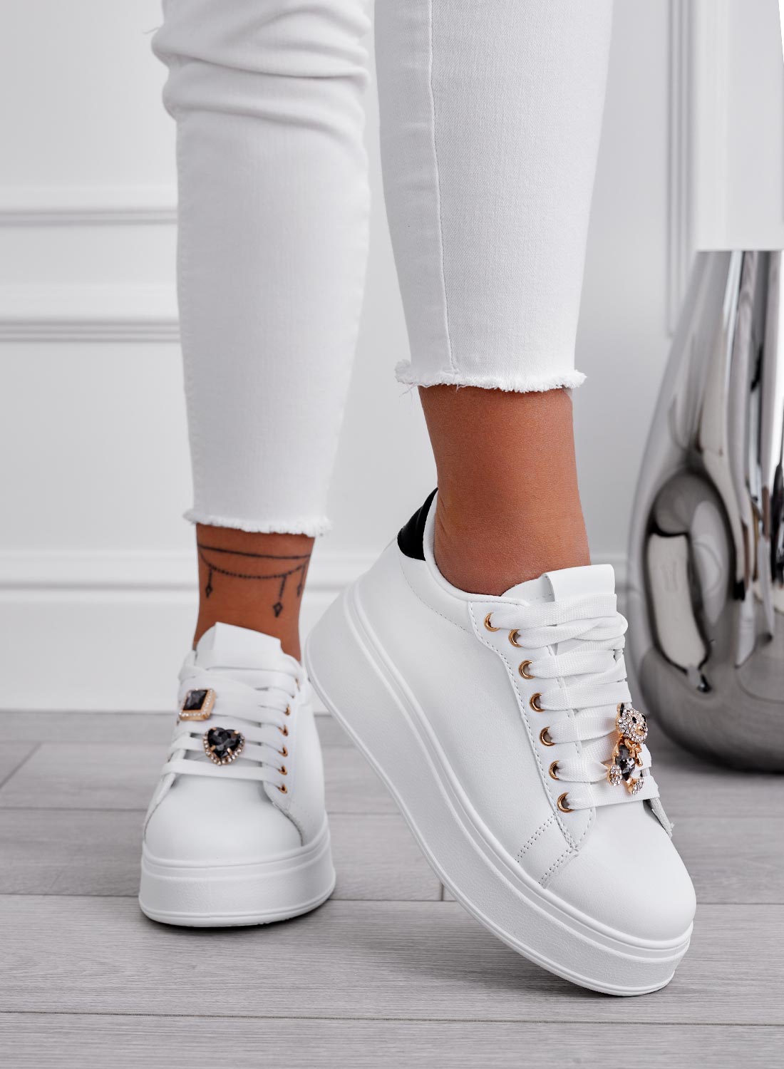 Baskets blanches avec talon noir et ourson bijou