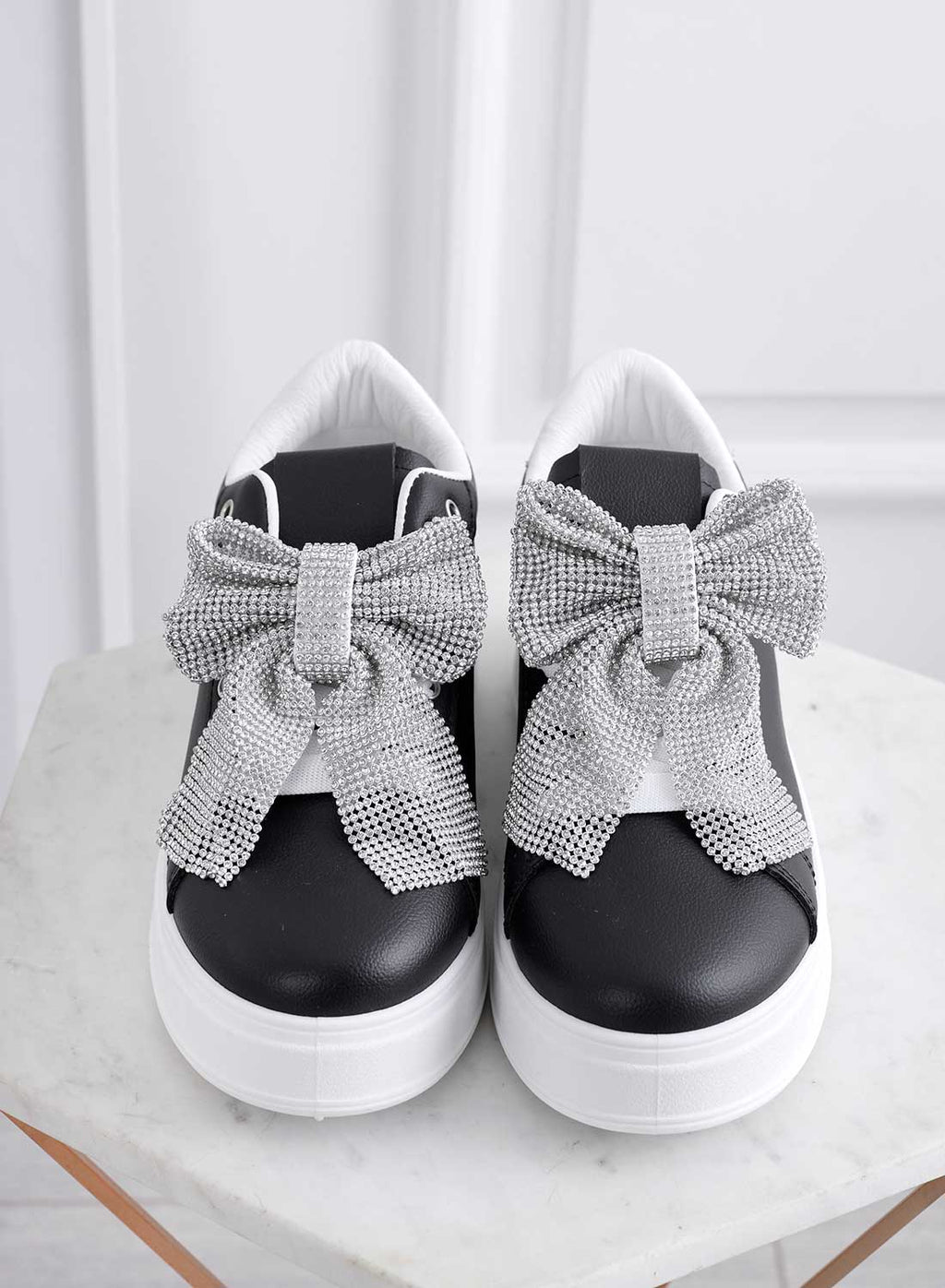 BELGA - Baskets noires avec nœud en strass