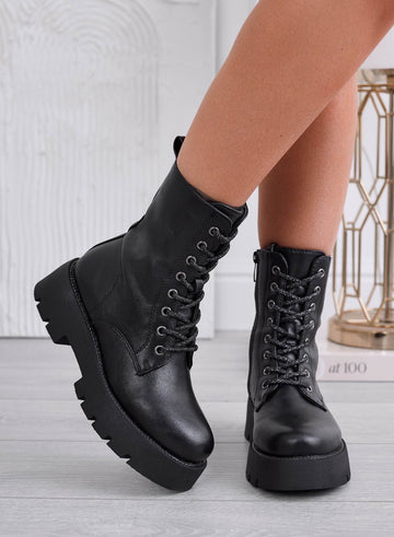 TRACY - Black ankle boots with laminated laces