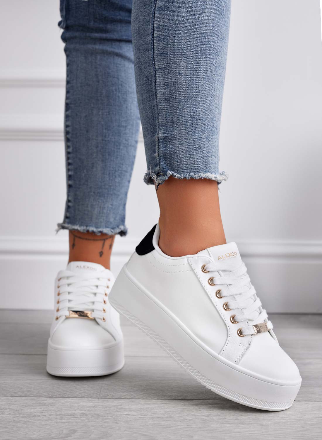 CARRY - White sneakers with gold details and black back