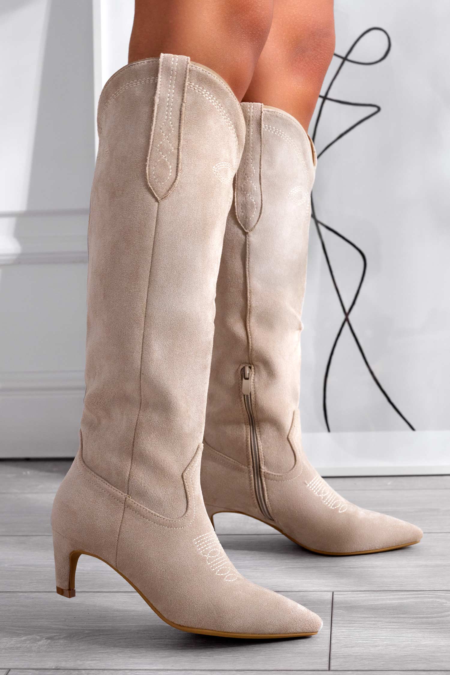 Stivali beige scamosciati con tacchetto a spillo