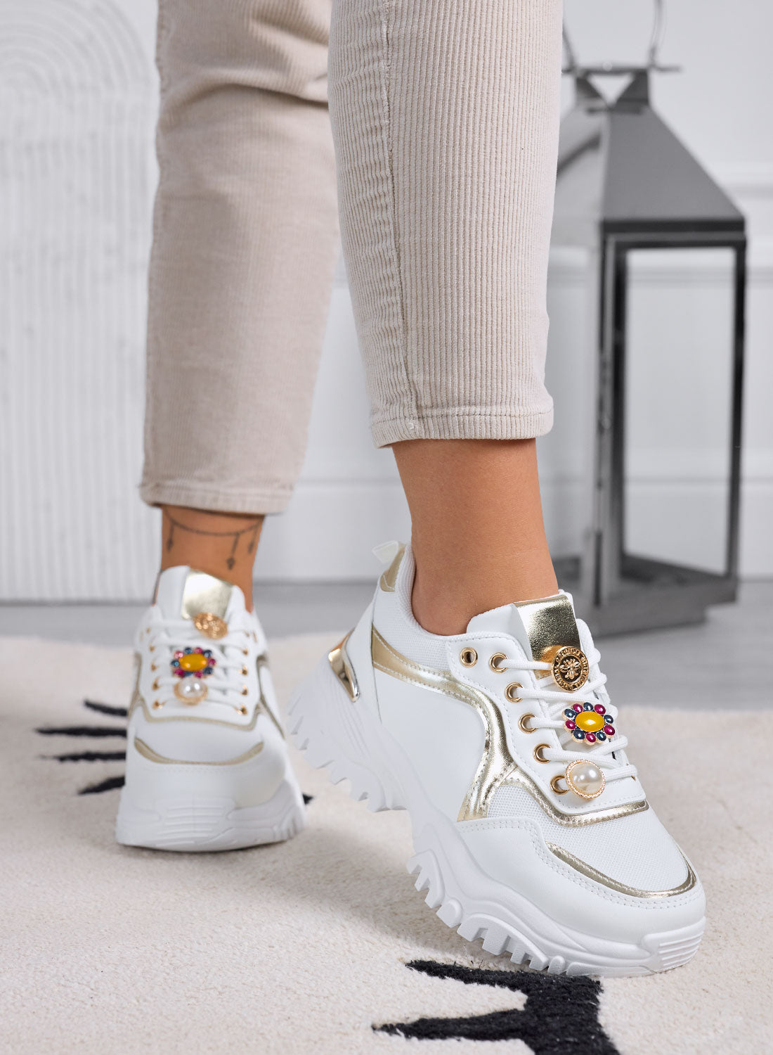 ADAMS - Sneakers donna bianche con suola spessa e dettagli gioiello oro