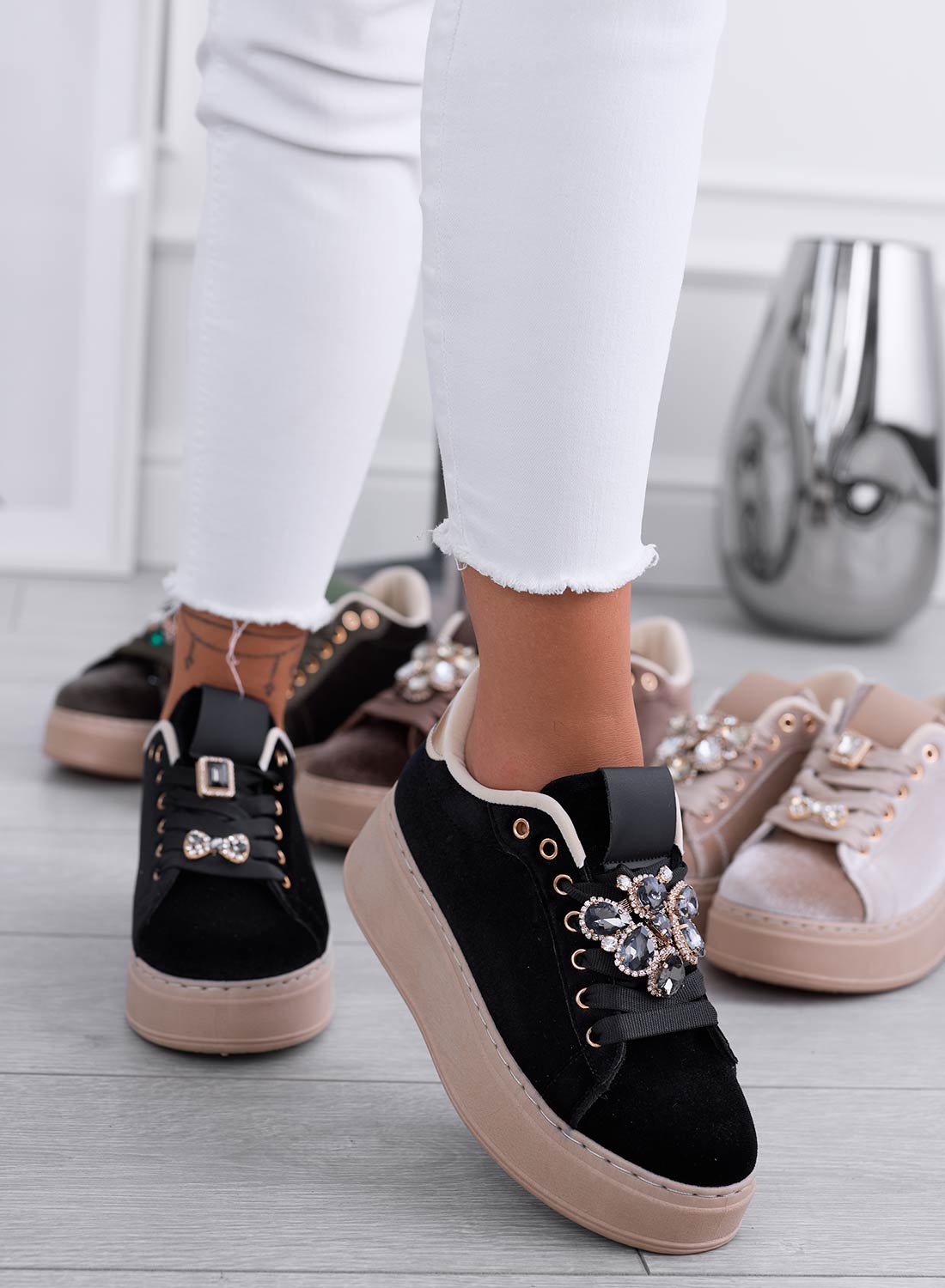 MILA - Sneakers nere in velluto con applicazione gioiello