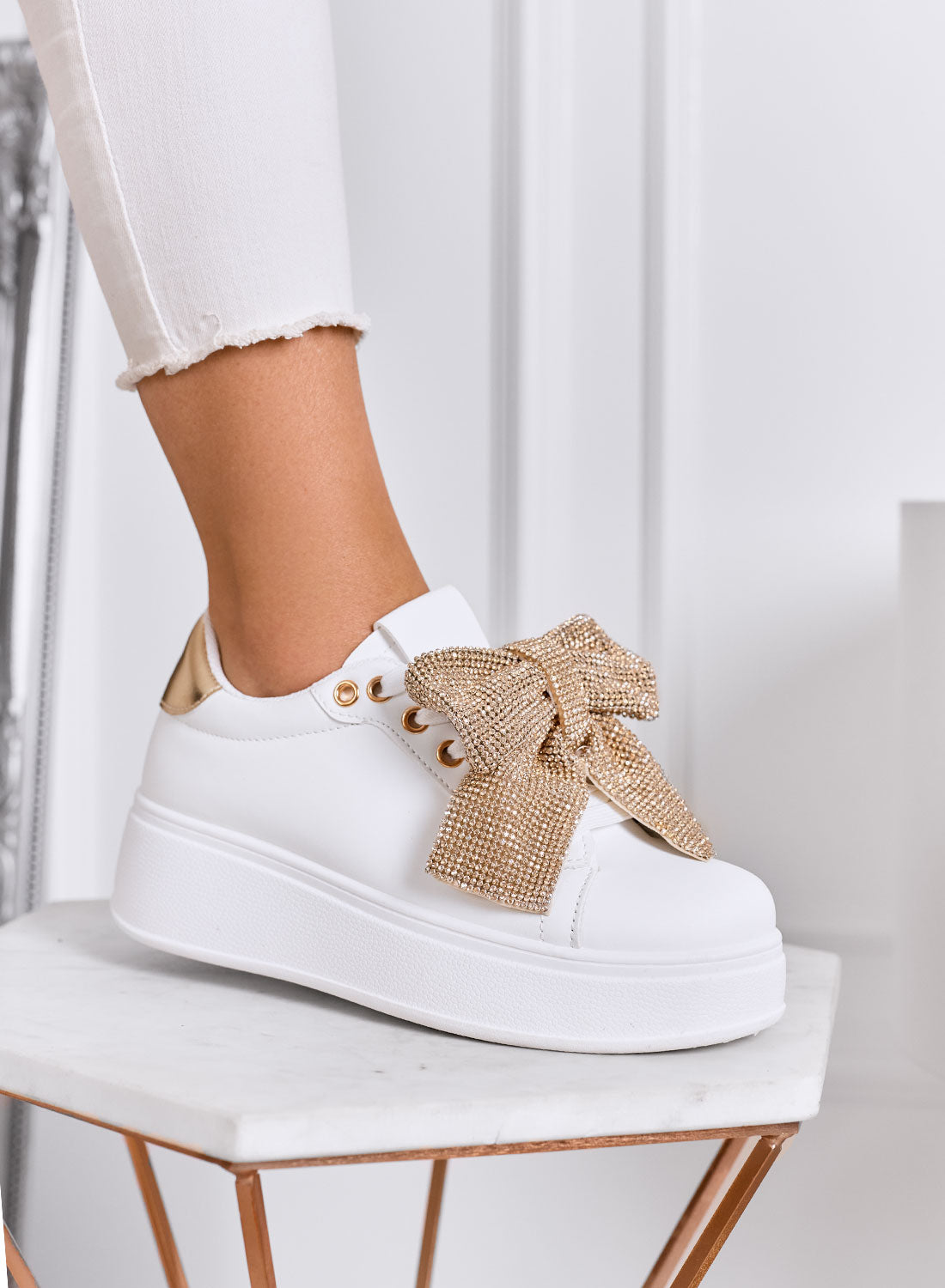 BELGA - Baskets blanches avec nœud en strass doré