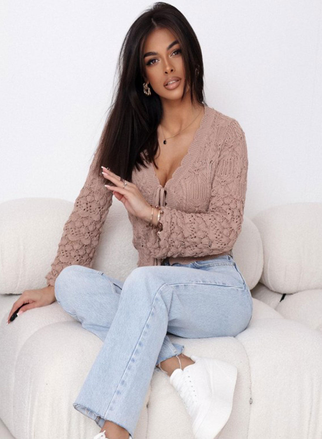 Cardigan corto fango in maglia traforata con maniche lunghe e laccetti