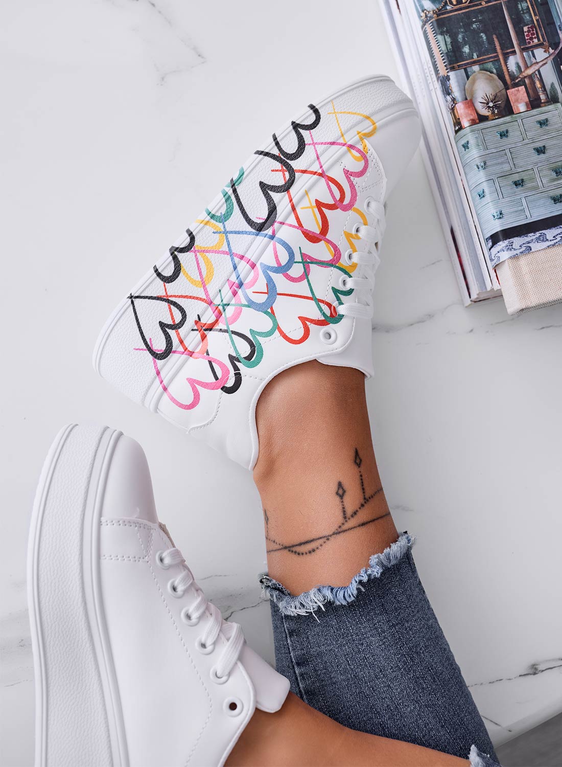 SHEBA - Sneakers bianche con fantasia cuori multicolor