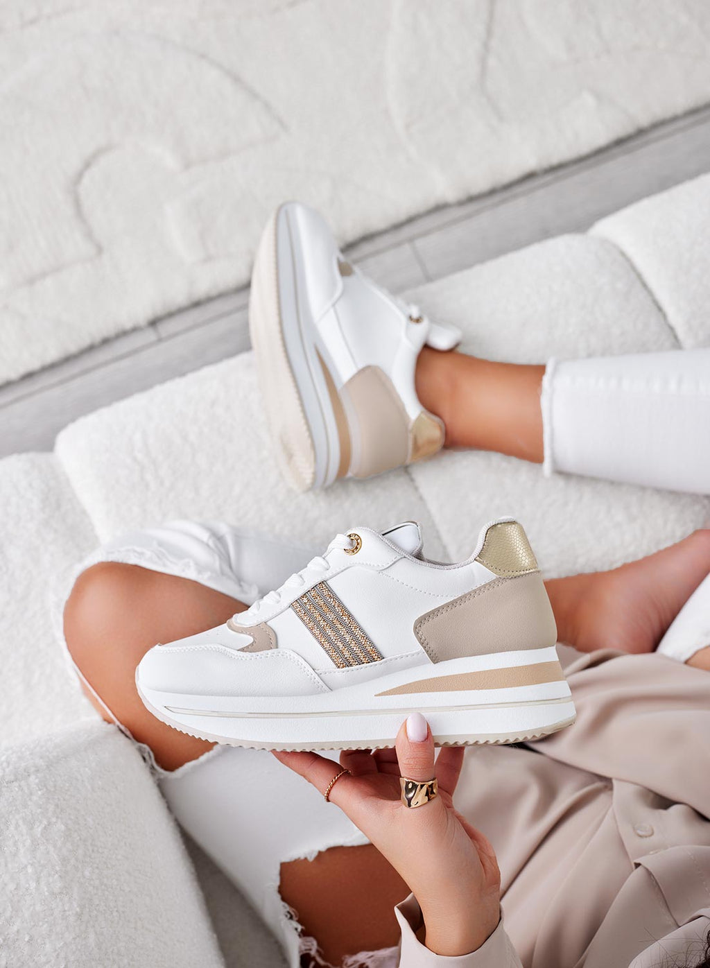 Zapatillas blancas con inserciones y strass dorados
