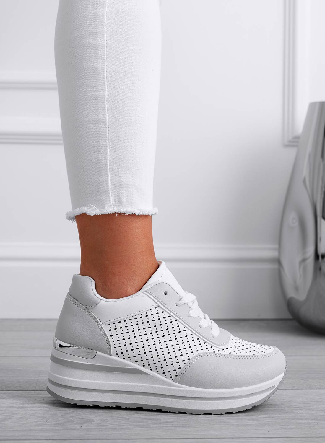 LUE - Sneakers traforate bianche con suola spessa