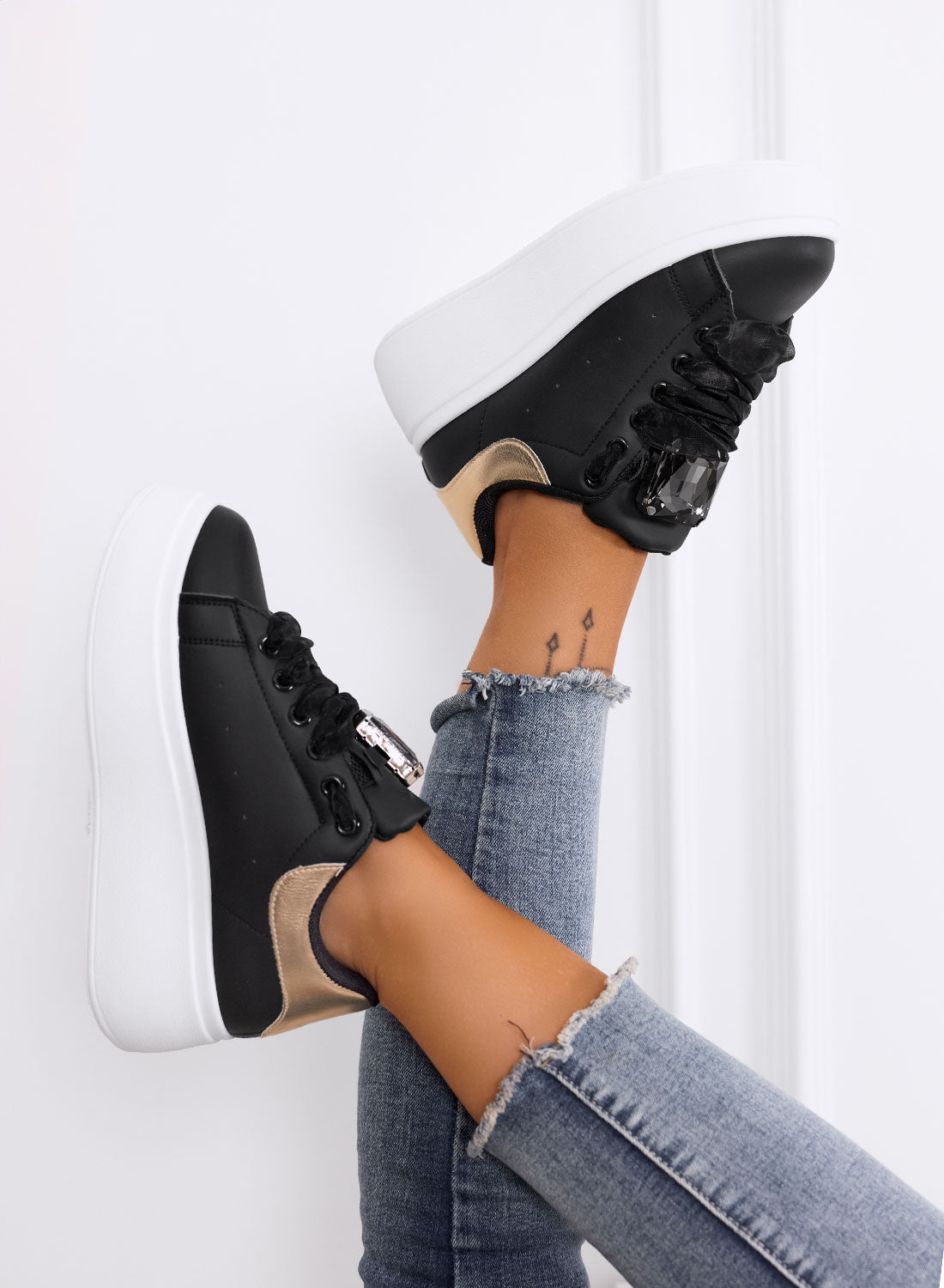 OLIVIA - Baskets plateforme noires avec détail bijou et arrière doré