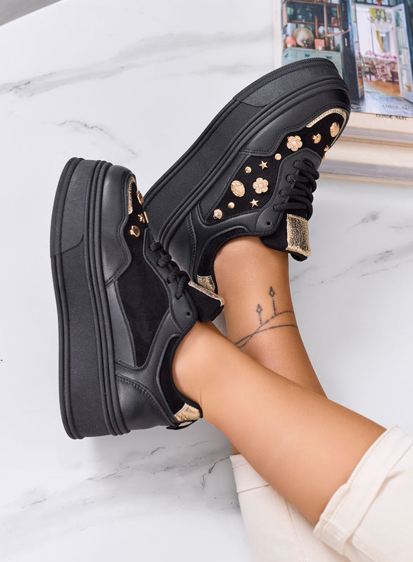 AIDA - Zapatillas plataforma negras con decoraciones doradas