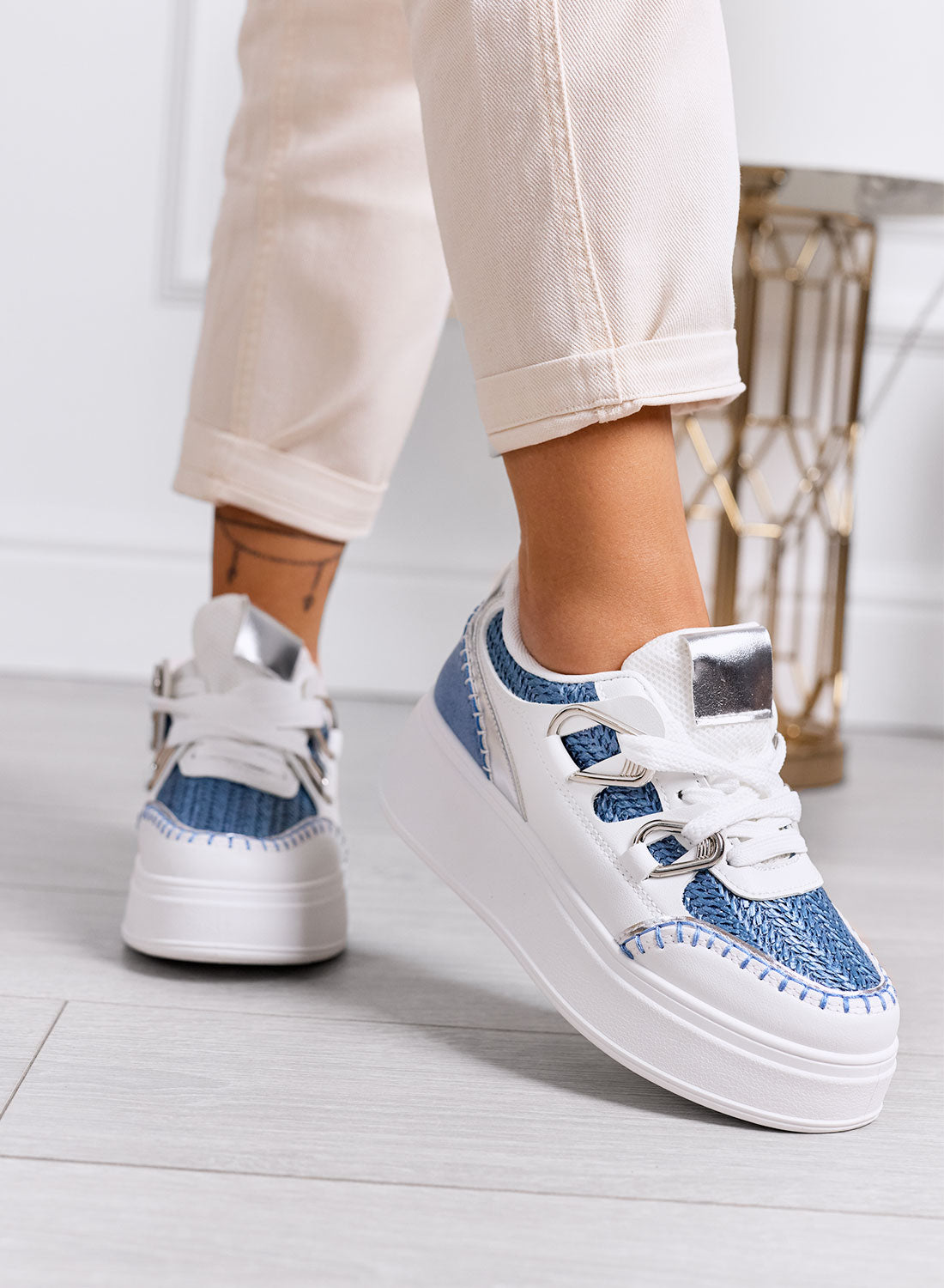 NAIROBI - Baskets blanches avec détails en corde bleue et semelle plateforme