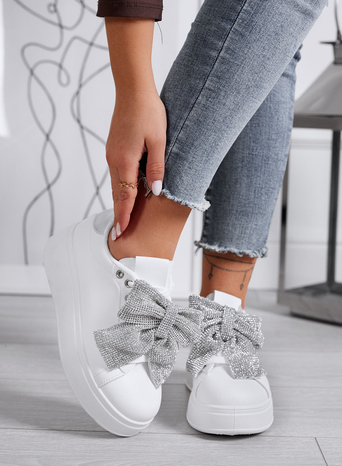 BELGA - Baskets blanches avec nœud en strass argenté