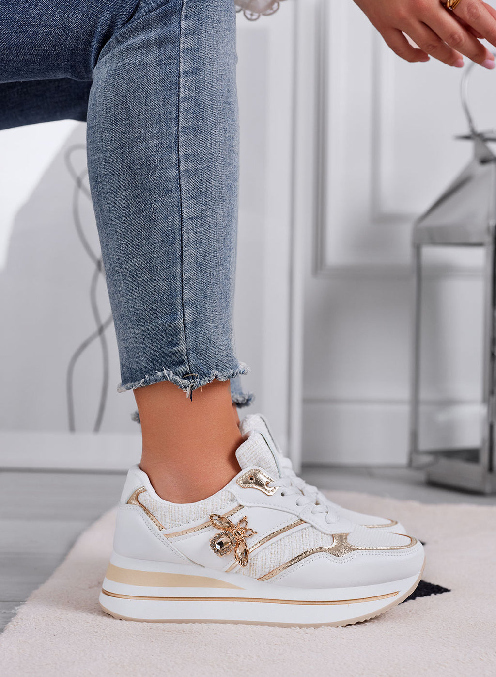 CARMEN - Sneakers bianche con ape gioiello oro