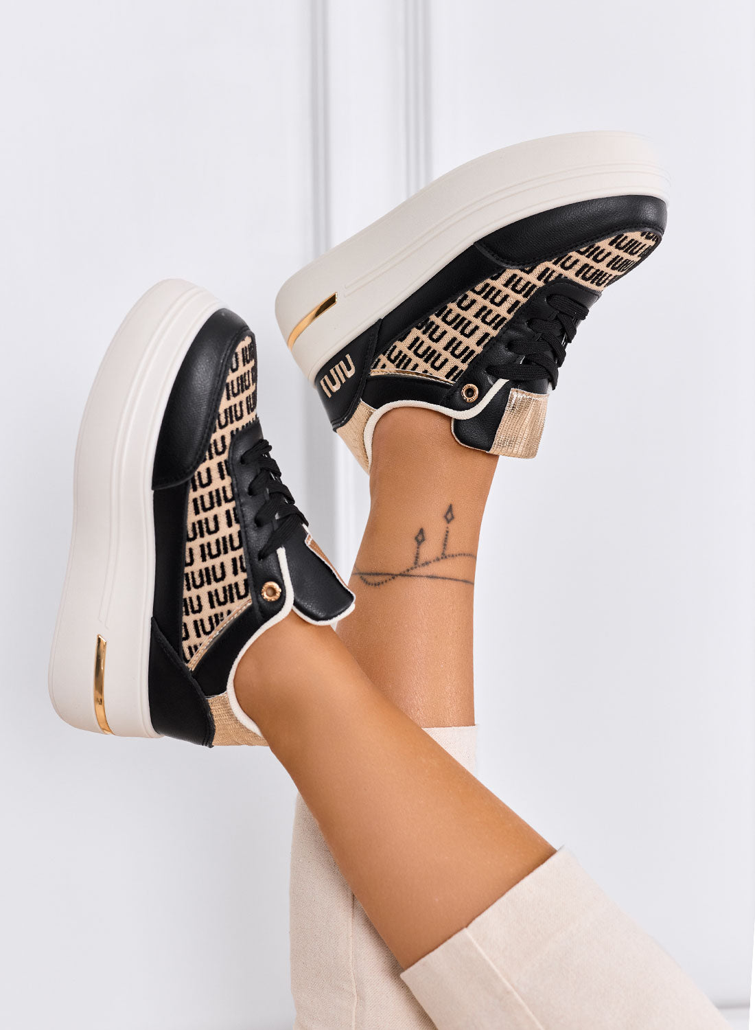 CAMILLA - Sneakers nere platform con inserti in tessuto beige