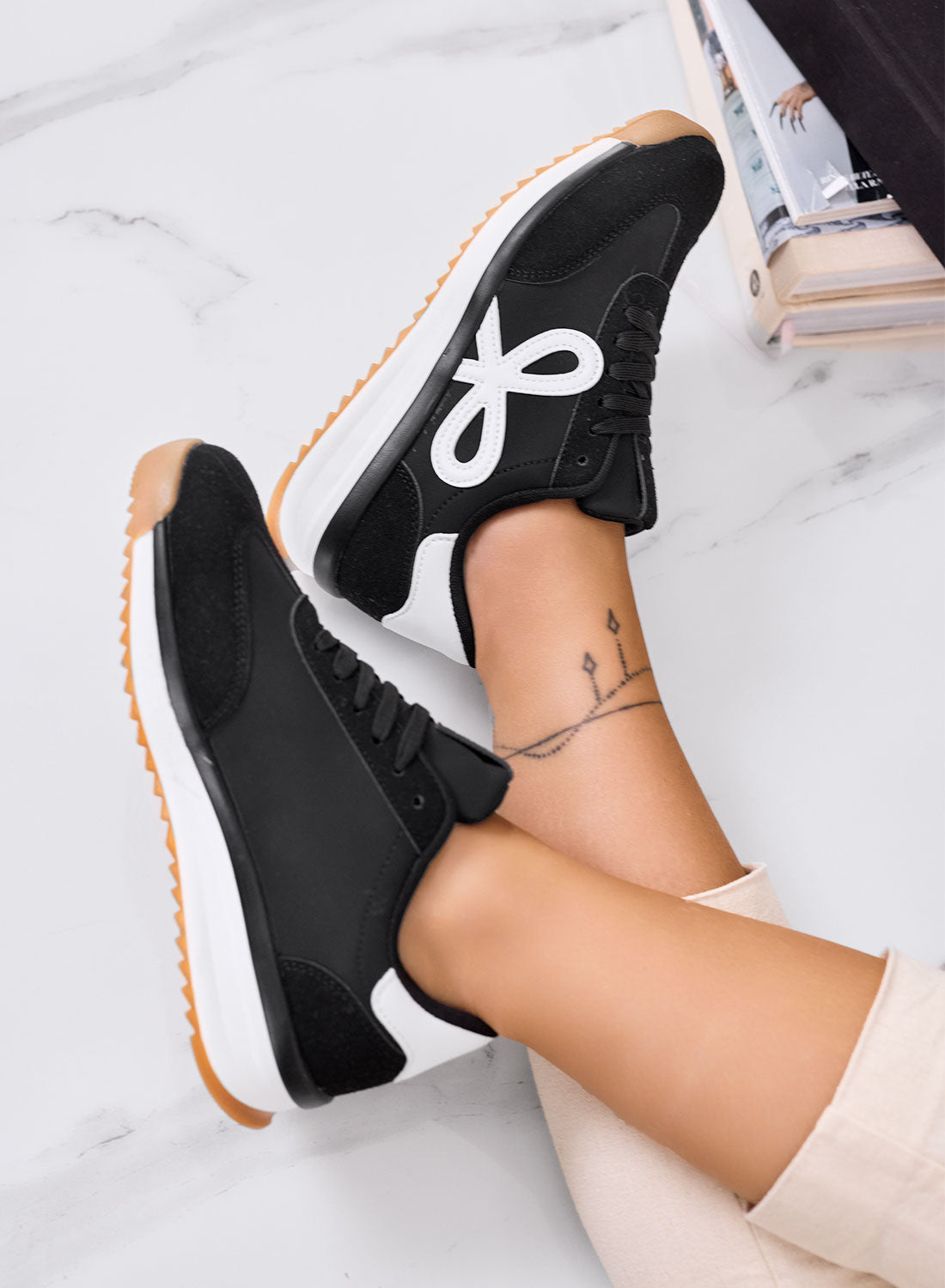 DIAZ - Sneakers nere con fiocco bianco e suola bicolore