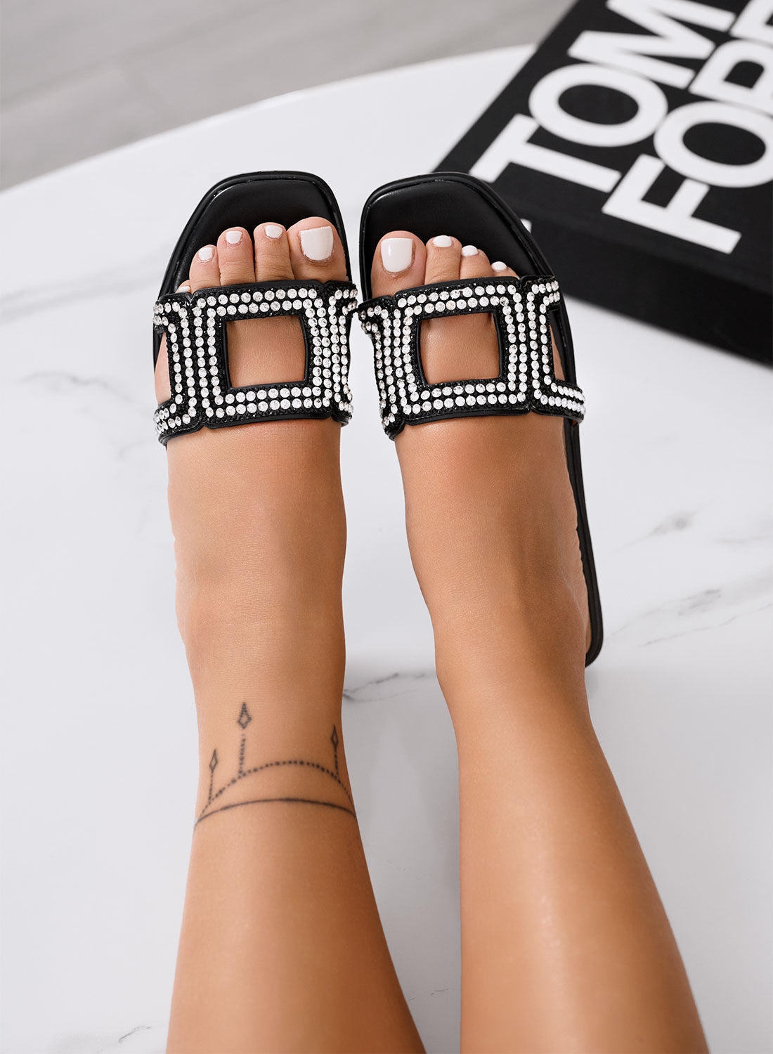 PAOLA - Sandali neri bassi con strass e design geometrico a fascia