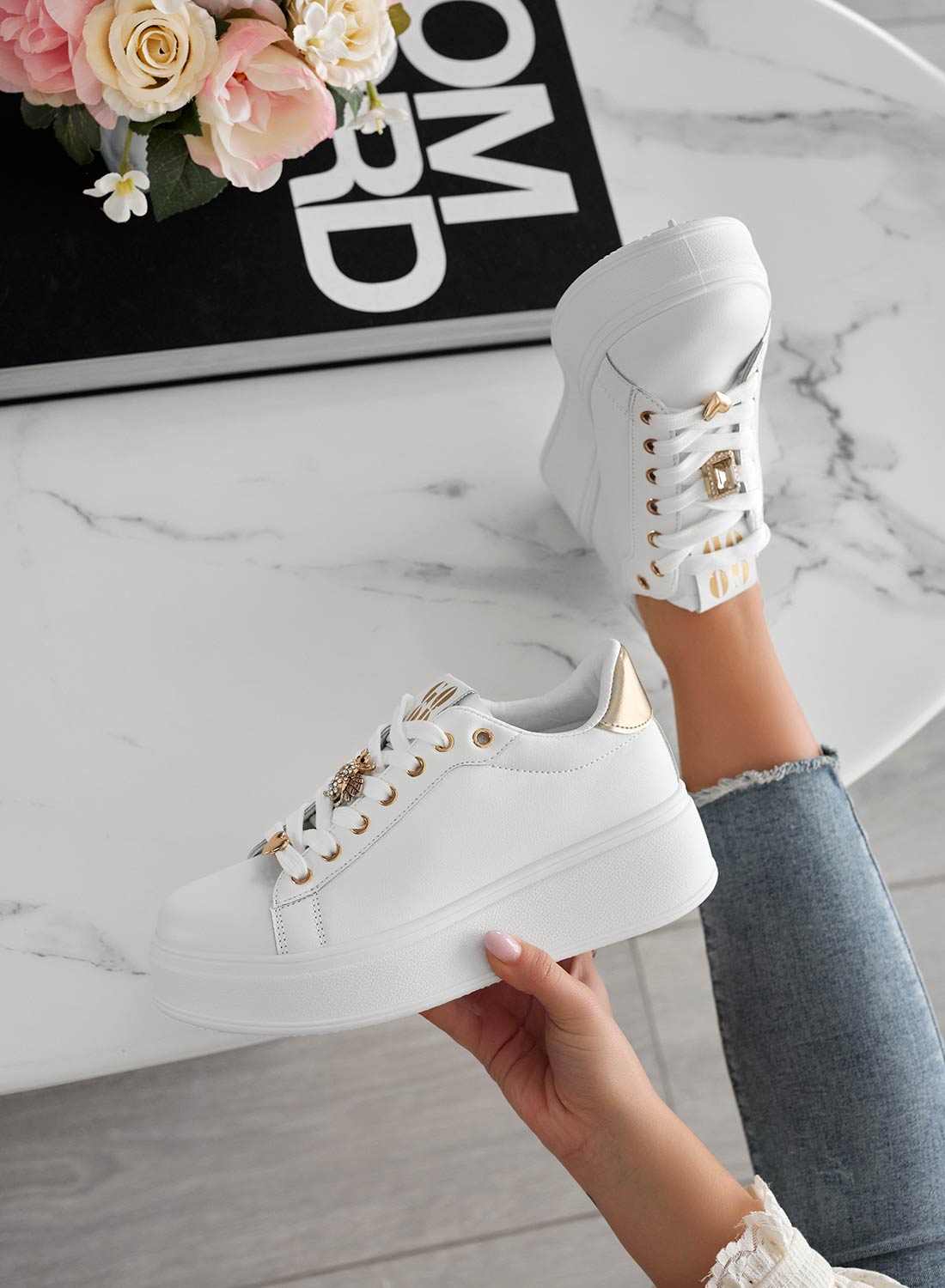 Sneakers bianche con applicazioni gioiello e retro oro