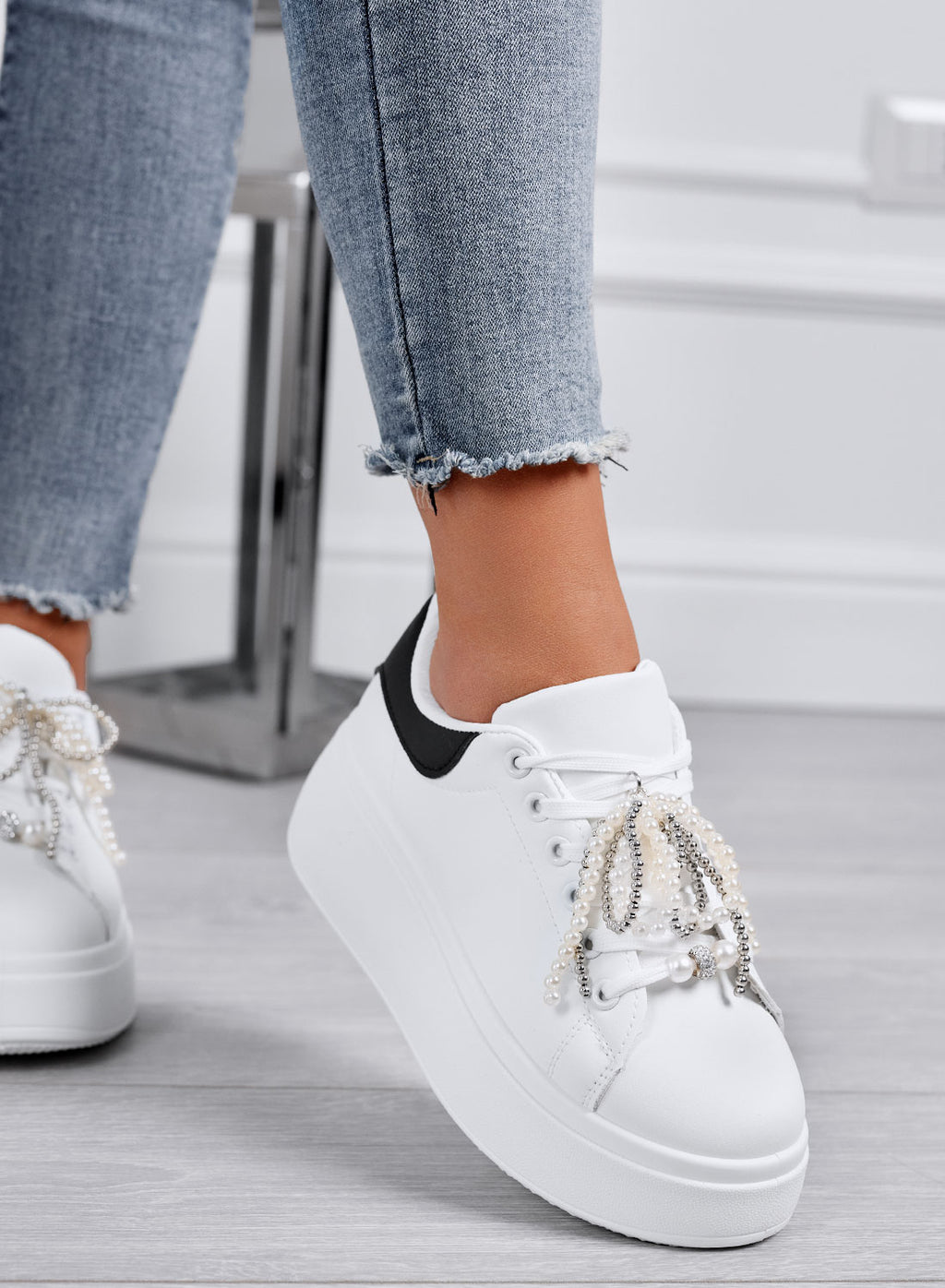 IOLANDA - Sneakers bianche con retro nero e fiocco in perle