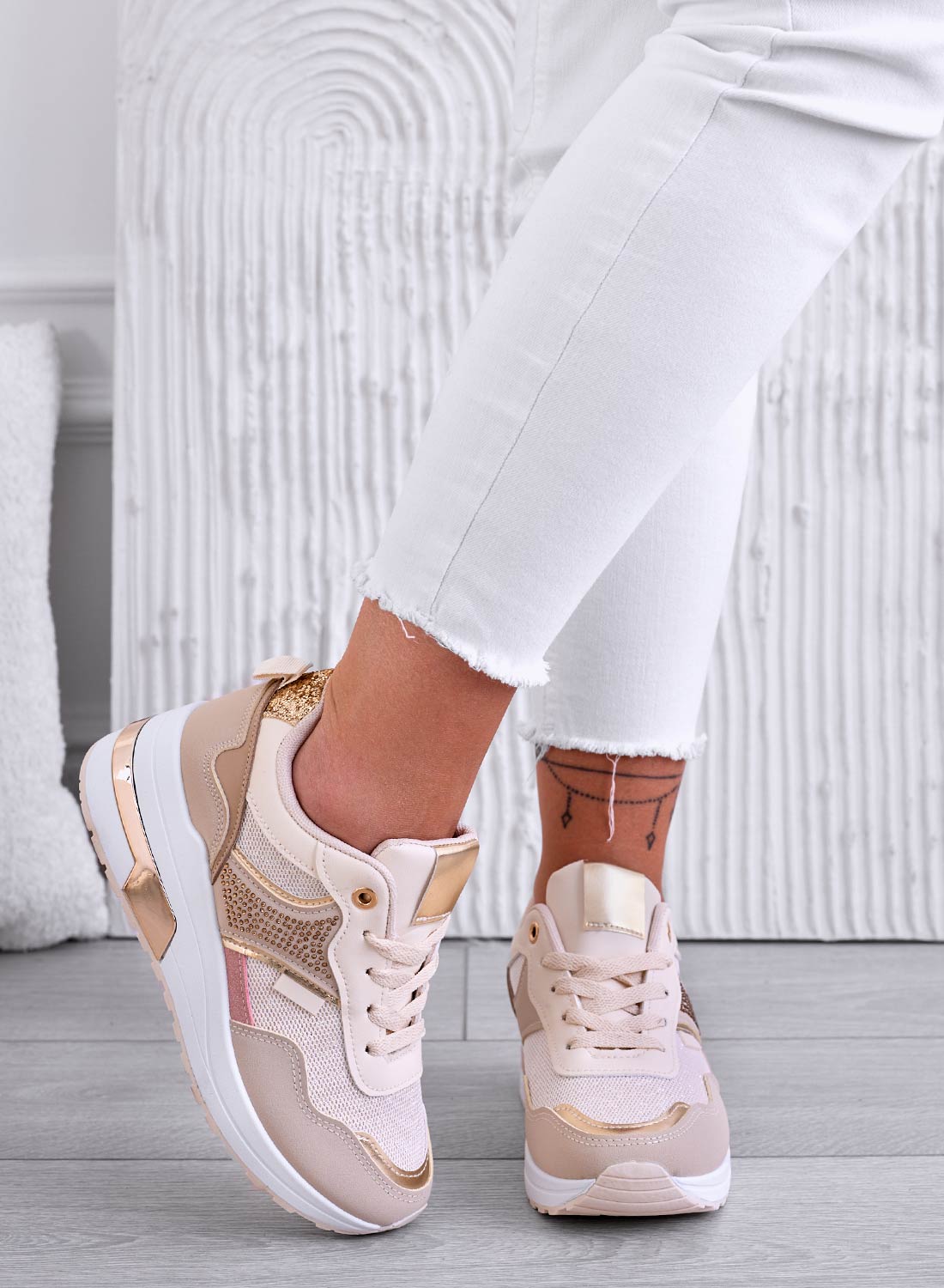 Sneakers beige con zeppa e inserti oro