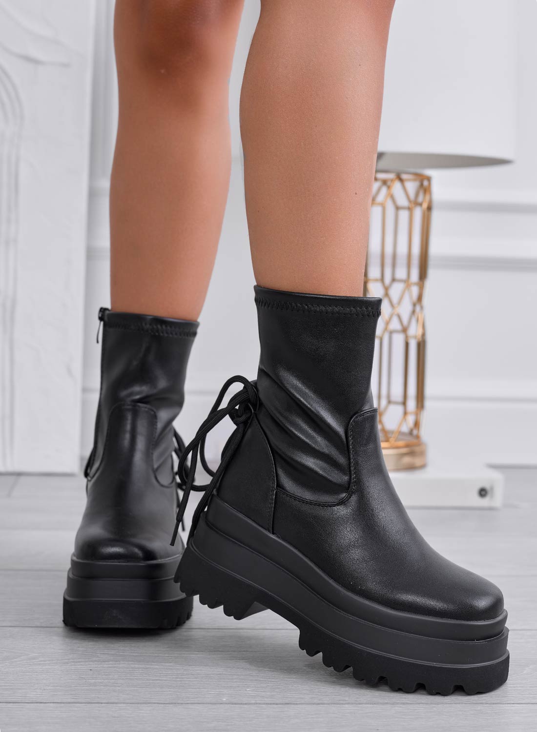 FARA - Black ankle boots with high sole and back laces