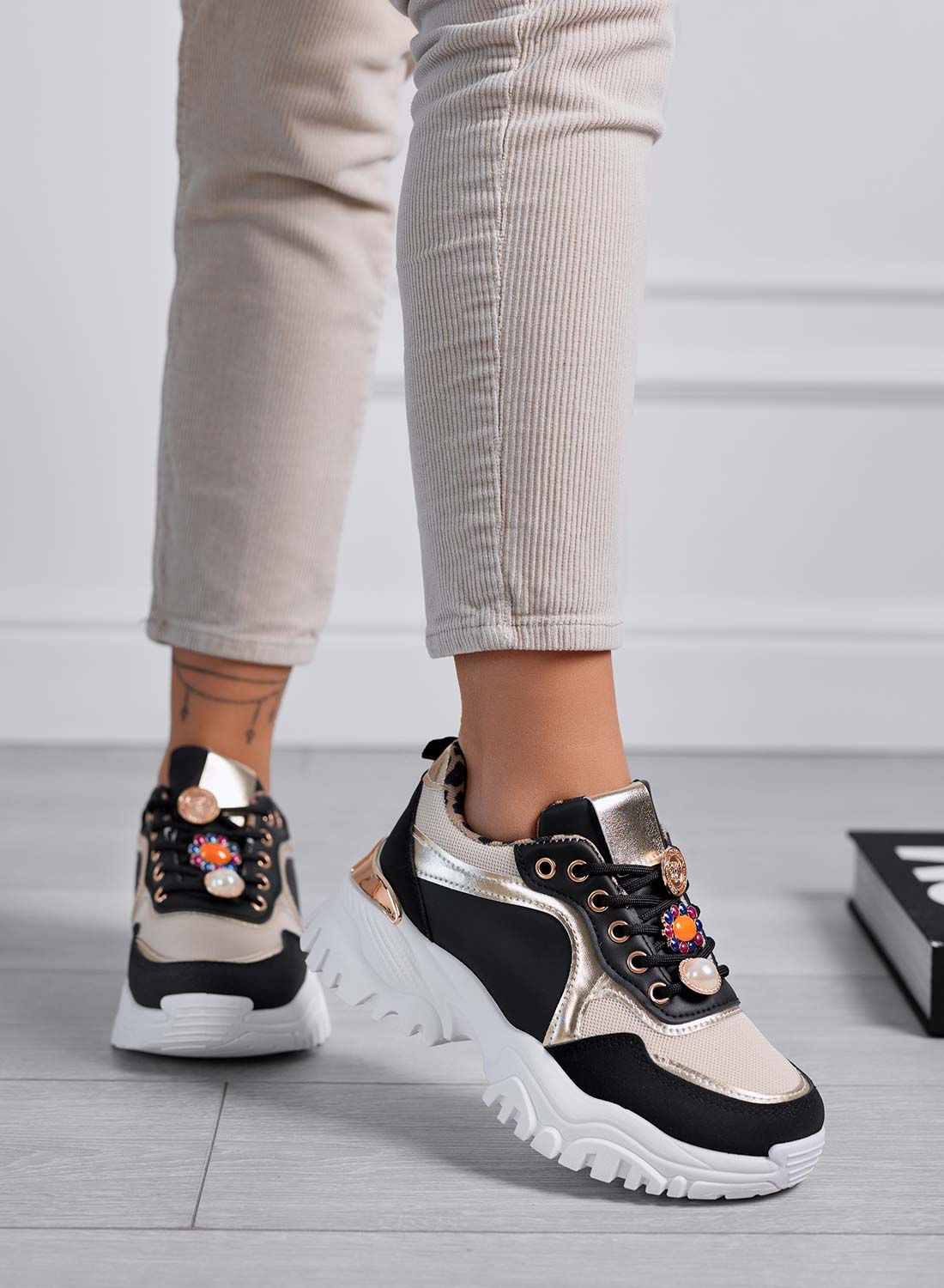 ADAMS - Sneakers donna nere con suola spessa e dettagli gioiello oro