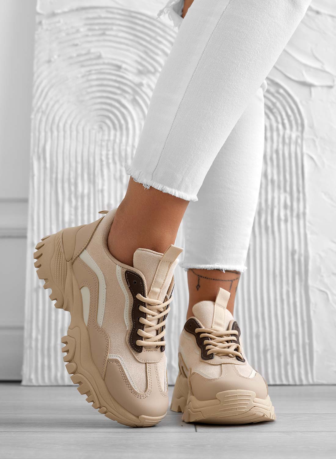 Beige sneakers with thick sole and laces