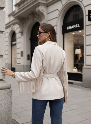 Giacca beige in camoscio con frange e cintura in vita