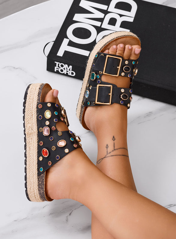 PRISCILLA - Sandali Ciabatte nere platform con maxi fibbie e pietre colorate