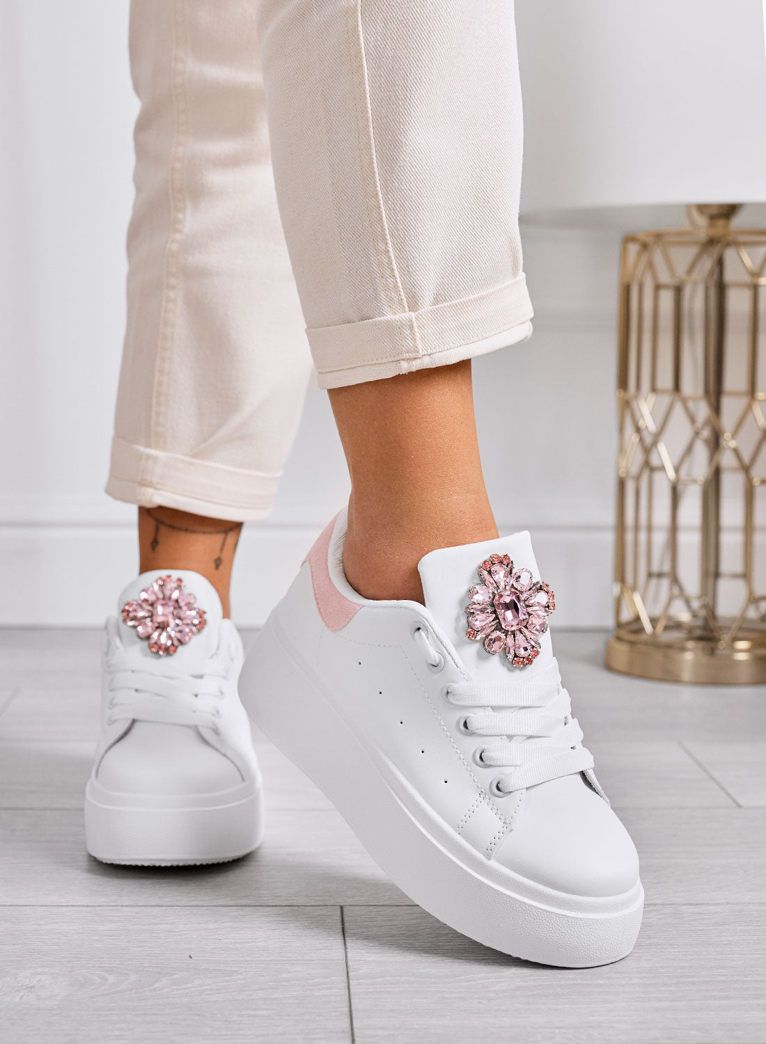 RONNIE - Baskets blanches à plateforme avec grande fleur bijou rose