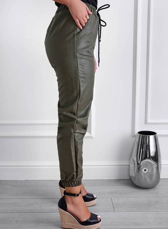 Pantalone verde in ecopelle con molla e laccio in vita