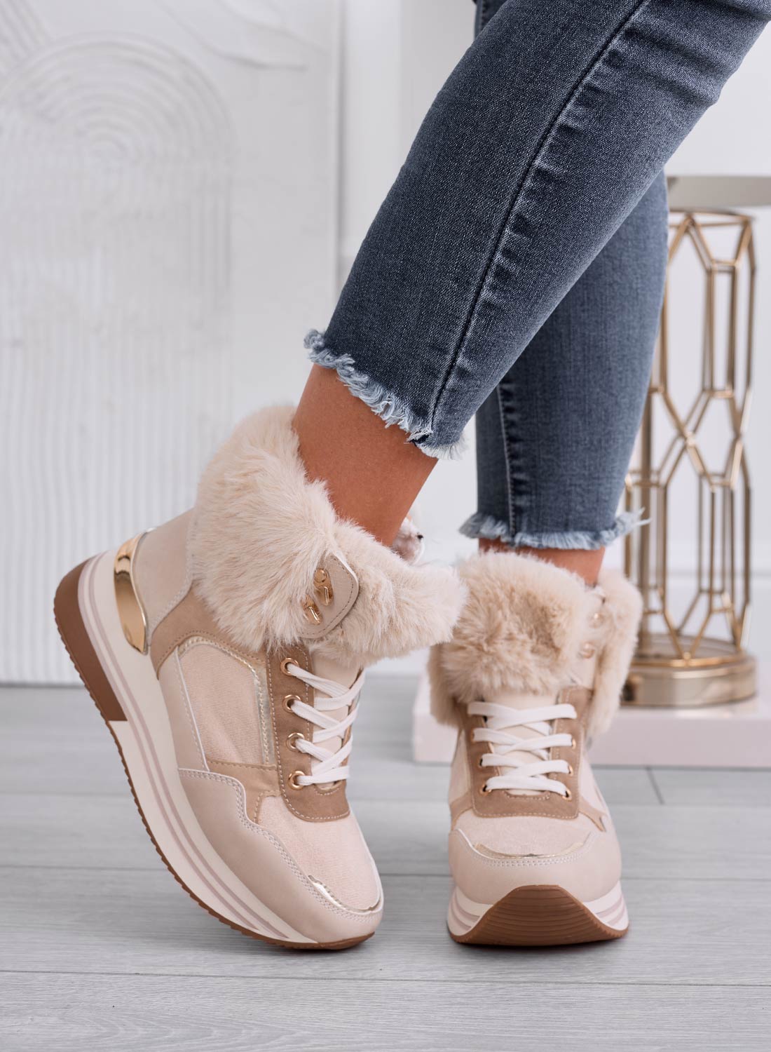 BORIS - Sneakers beige con zeppa e bordo in ecopelliccia