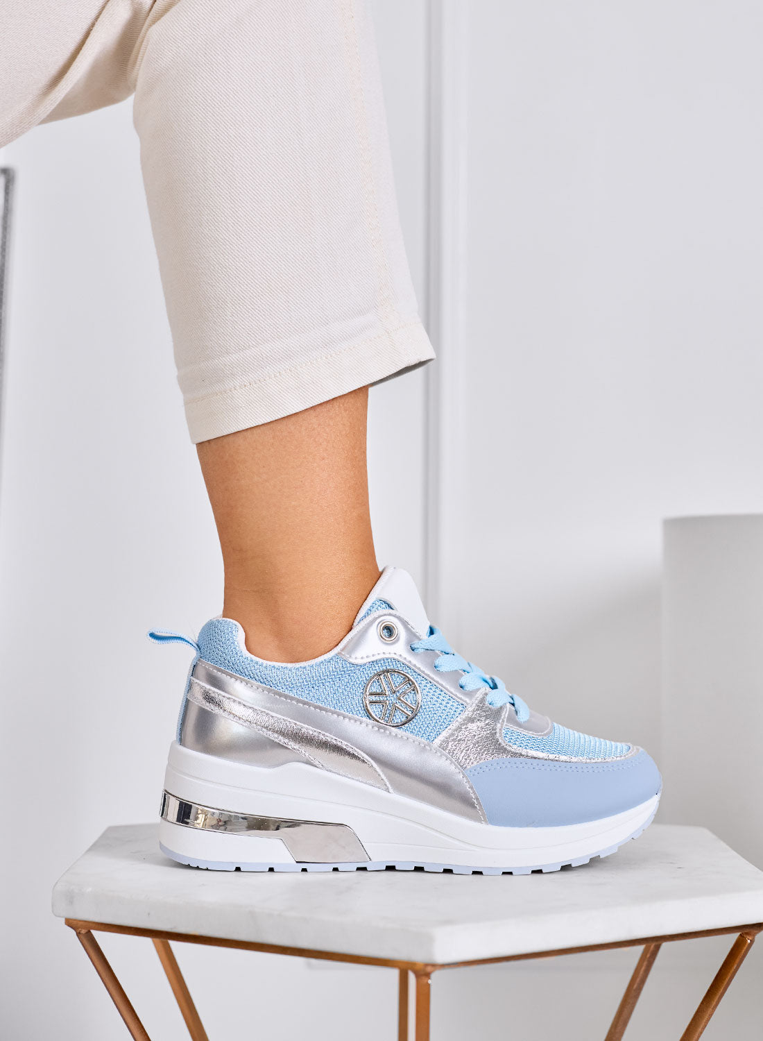 ROMILDA - Baskets bleues avec détails dorés et semelle plateforme
