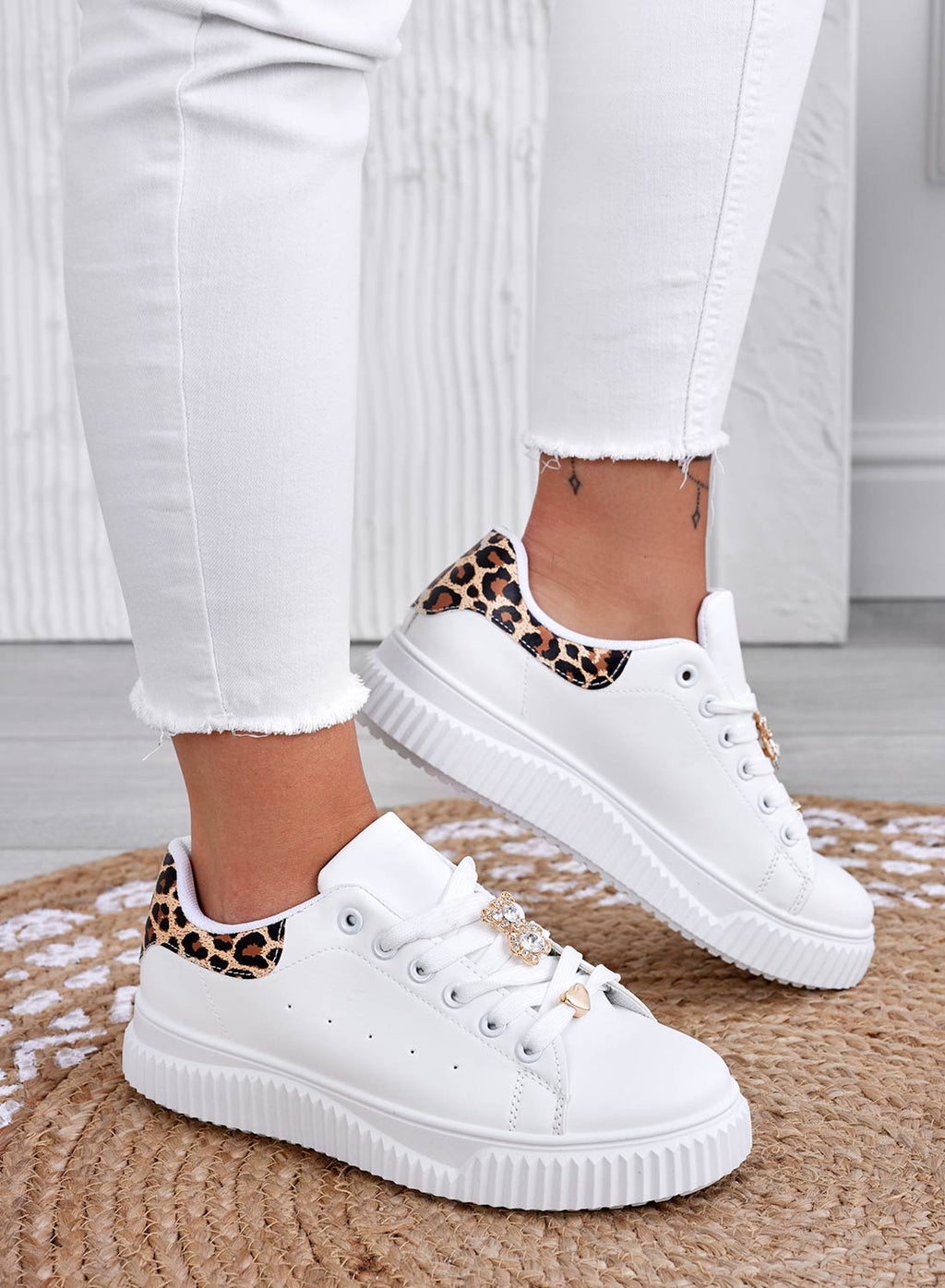 BEVERLY - Sneakers bianche con orsetto gioiello e retro maculato