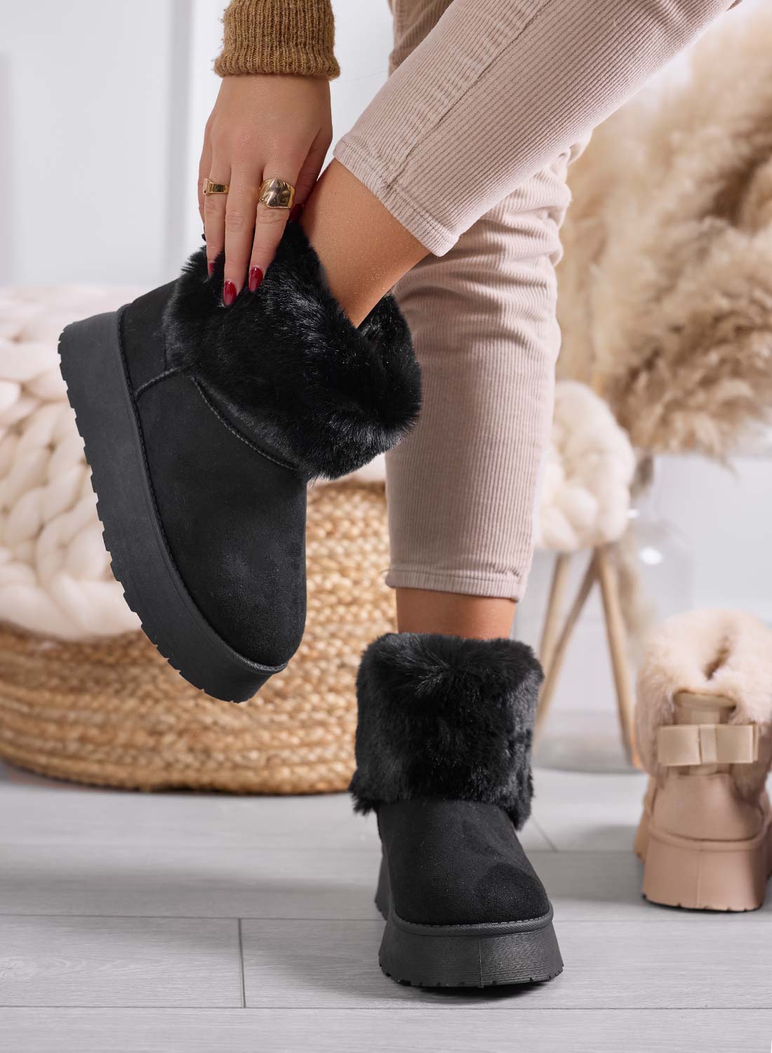 LIAA - Women's black ankle boots padded with soft fur