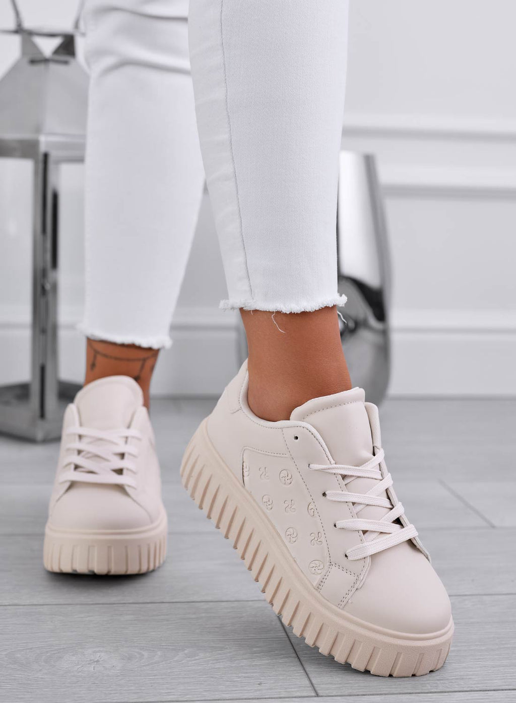 DOTTIE - Sneakers beige con stampa in rilievo e zeppa