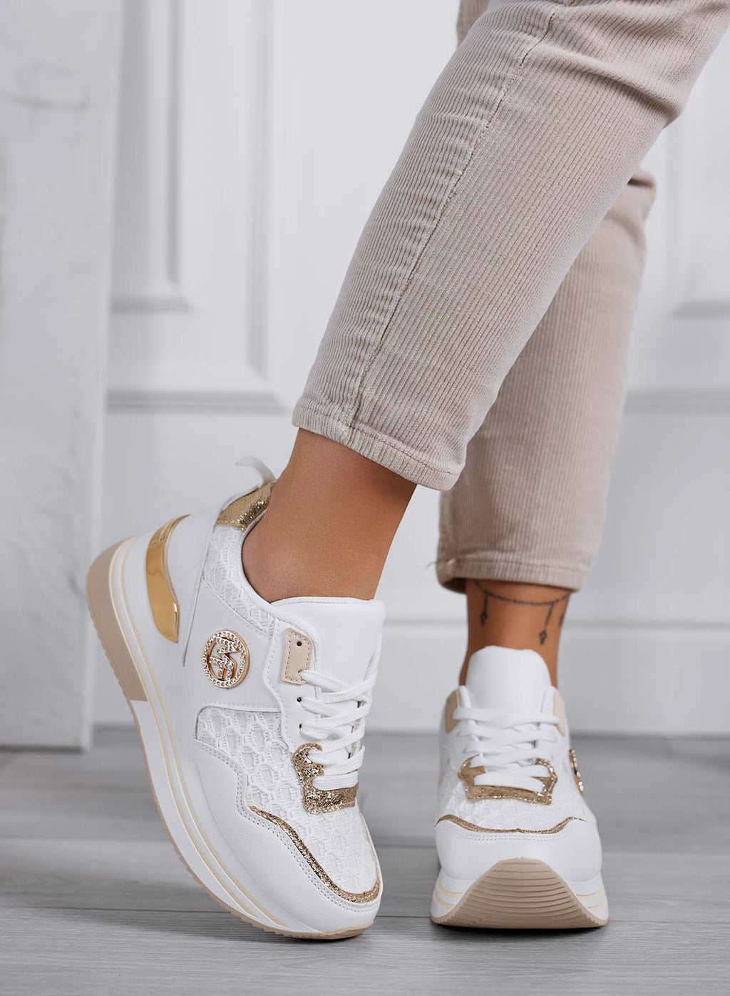 WALKER - Sneakers da donna bianche con dettagli dorati e trama a rete