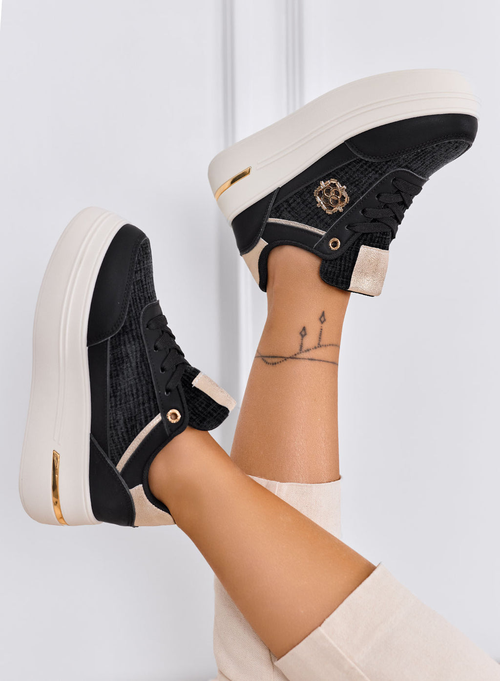 PILAR - Sneakers nere con dettagli oro e suola platform
