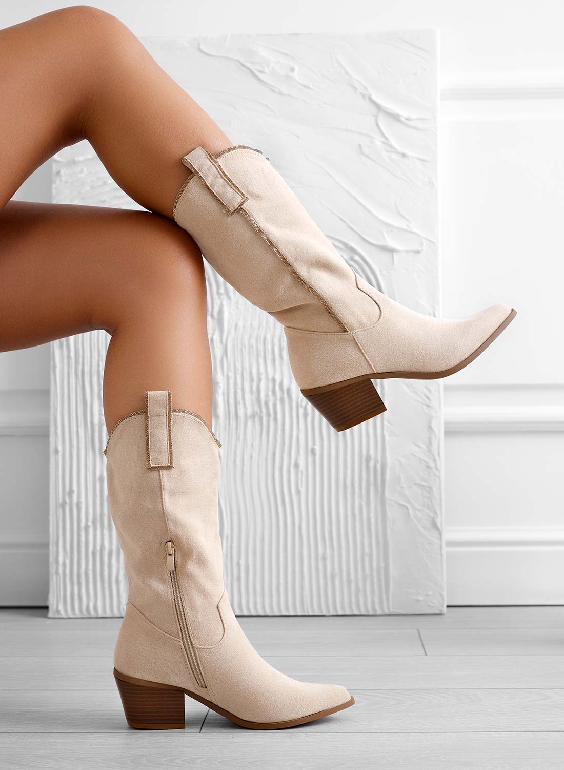 PRISMA - Bottines beige style cowboy avec bords ornés de strass