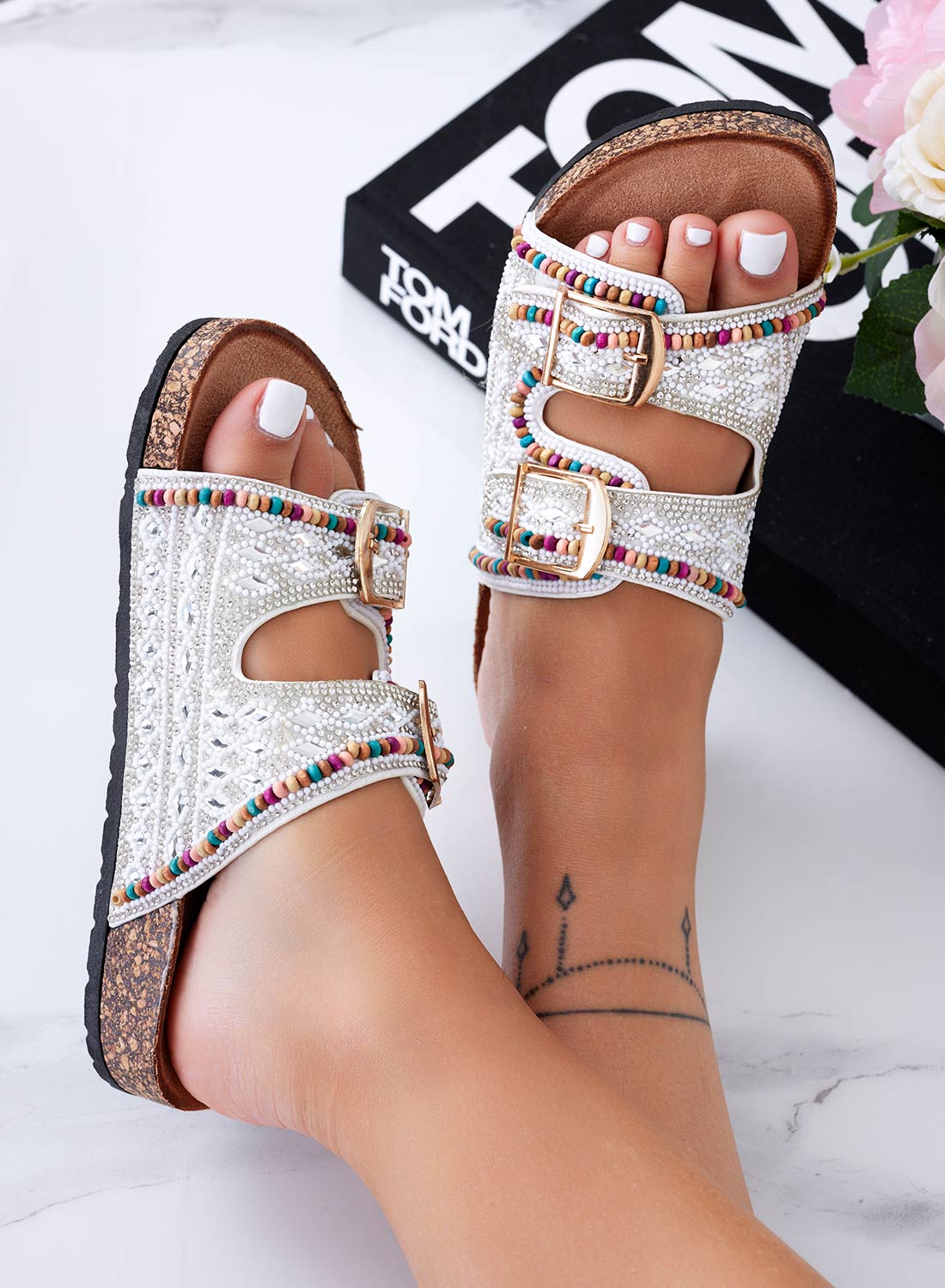 Sandales blancs type mule avec strass et perles multicolores