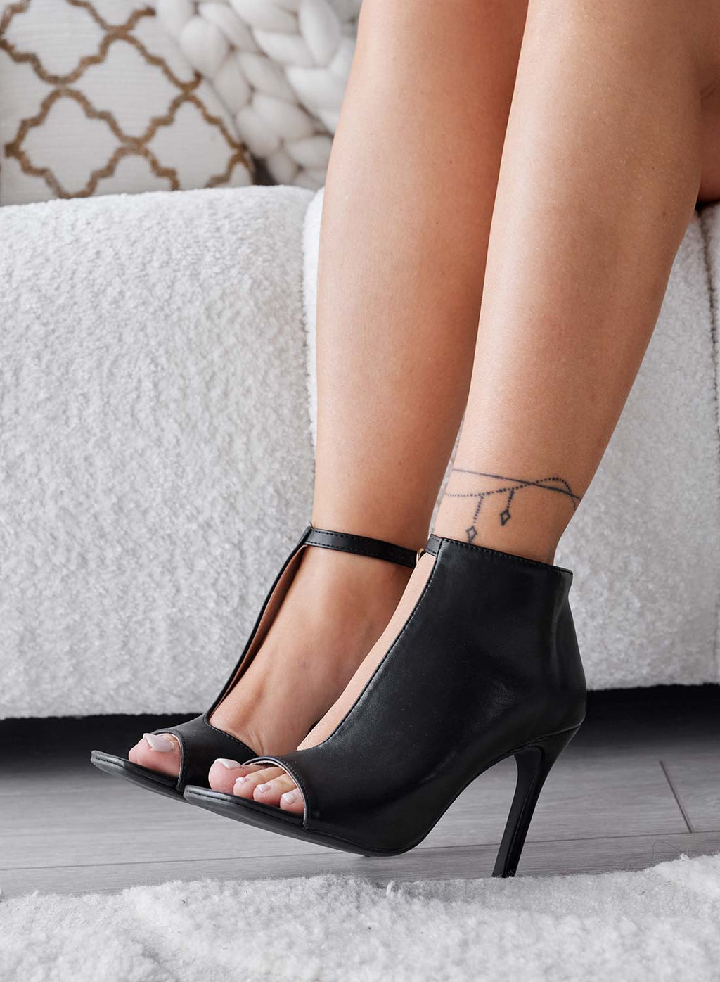 NEDAN - Sandales bottines noirs avec décolleté intérieur et talon