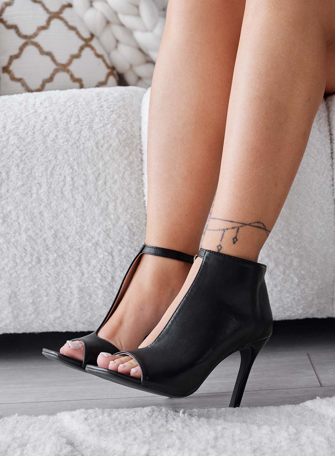 NEDAN - Sandales bottines noirs avec décolleté intérieur et talon